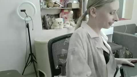 Snapshot of xmilagrosxs chatting on 04/04/26, 12:02 xMilagrosxs online show from 04/04/26, 12:02