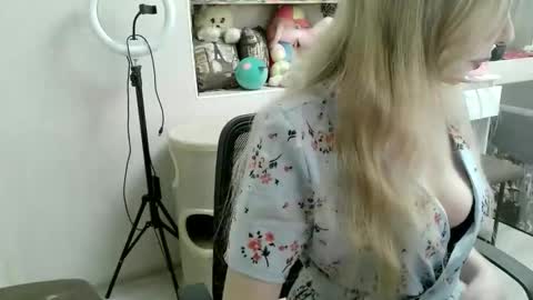 Snapshot of xmilagrosxs chatting on 04/09/26, 12:10 xMilagrosxs online show from 04/09/26, 12:10