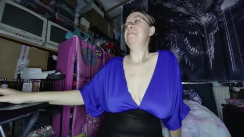 xnicetitsx online show from 12/17/25, 07:25