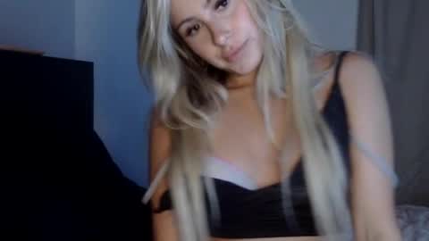 Snapshot of xoxolala32 chatting on 07/10/26, 01:43 Lacey Loo online show from 07/10/26, 01:43