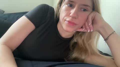 Snapshot of xoxoxjenn chatting on 01/12/25, 10:01 jenn online show from 01/12/25, 10:01