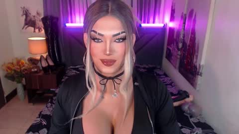 Snapshot of xshadowseductressmitchx chatting on 01/25/25, 01:21 Cattaleya online show from 01/25/25, 01:21