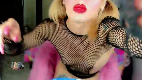 Snapshot of xthesexyboyx chatting on 01/05/25, 11:12 Femboy Exotic online show from 01/05/25, 11:12