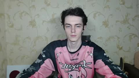 Snapshot of xtraqqq chatting on 12/19/25, 08:27 traqqq online show from 12/19/25, 08:27