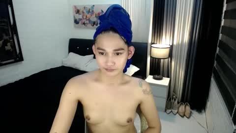 Snapshot of xtspetitehugecock chatting on 12/22/25, 10:34 xtspetitehugecock online show from 12/22/25, 10:34