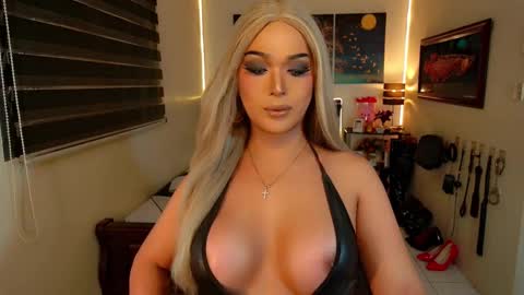 Snapshot of xworldclasskelly chatting on 03/05/26, 08:27 K E L L Y online show from 03/05/26, 08:27