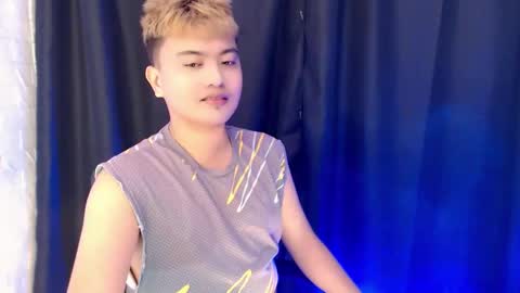 Snapshot of xxhotloyd_cummerx chatting on 10/27/25, 02:43 Loyd online show from 10/27/25, 02:43