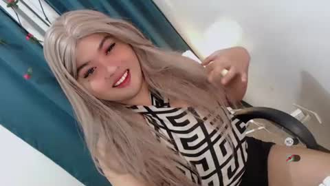 Snapshot of xxhotloyd_cummerx chatting on 06/23/26, 01:47 Loyd online show from 06/23/26, 01:47