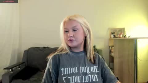 Snapshot of xxviktoryqueenxx chatting on 10/23/25, 10:30 Vi online show from 10/23/25, 10:30