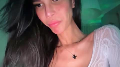 Snapshot of xxwildmaexx chatting on 04/19/26, 09:28 Mia and shawn online show from 04/19/26, 09:28