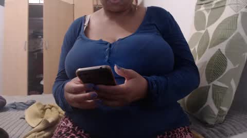 Snapshot of xxxbustybabe27x chatting on 02/23/25, 01:32 Ayanda online show from 02/23/25, 01:32