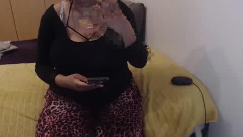 Snapshot of xxxbustybabe27x chatting on 09/27/25, 04:56 Ayanda online show from 09/27/25, 04:56