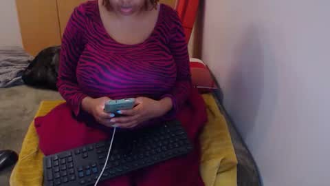 Snapshot of xxxbustybabe27x chatting on 04/22/26, 06:53 Ayanda online show from 04/22/26, 06:53