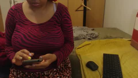 Snapshot of xxxbustybabe27x chatting on 04/27/26, 12:03 Ayanda online show from 04/27/26, 12:03