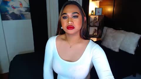 Snapshot of xxxgiganticoliviacummerxxx chatting on 12/15/24, 01:00 OLIVIA online show from 12/15/24, 01:00