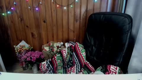 Snapshot of xxxnewlywedsxxx chatting on 02/14/25, 08:42 Lana online show from 02/14/25, 08:42