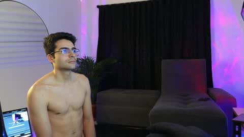 Snapshot of xxxvandersexxx chatting on 12/07/24, 11:07 July and Fer online show from 12/07/24, 11:07