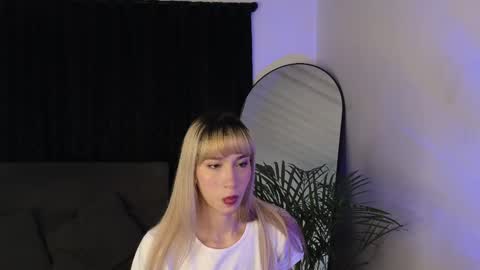 Snapshot of xxxvandersexxx chatting on 09/28/25, 08:20 July and Fer online show from 09/28/25, 08:20