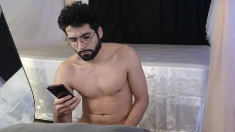 Snapshot of xxxvandersexxx chatting on 11/27/25, 09:22 July and Fer online show from 11/27/25, 09:22