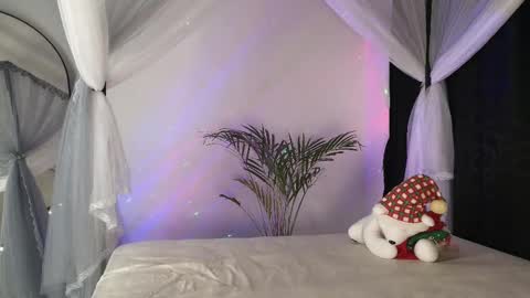 Snapshot of xxxvandersexxx chatting on 12/15/25, 08:51 July and Fer online show from 12/15/25, 08:51