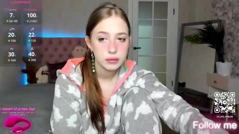 Snapshot of y0ung_lina18 chatting on 09/26/25, 12:42 Lina online show from 09/26/25, 12:42