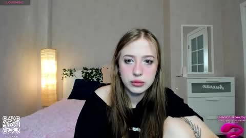 Snapshot of y0ung_lina18 chatting on 09/27/25, 09:03 Lina online show from 09/27/25, 09:03