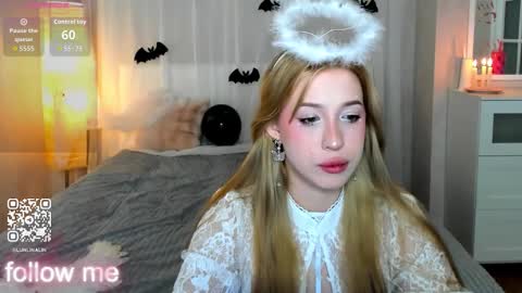 Snapshot of y0ung_lina18 chatting on 10/30/25, 09:33 Lina online show from 10/30/25, 09:33