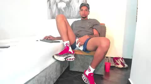 Snapshot of y0ung_master_ chatting on 11/25/25, 02:44 Sr. Y0ung Master online show from 11/25/25, 02:44