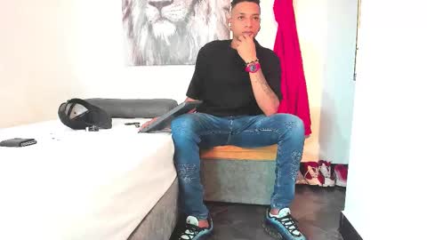 Snapshot of y0ung_master_ chatting on 11/28/25, 01:52 Sr. Y0ung Master online show from 11/28/25, 01:52