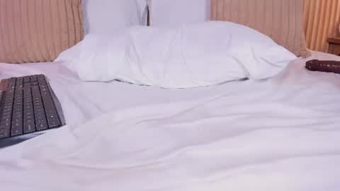 Snapshot of yalezka_ chatting on 06/14/26, 04:20 Yalezka online show from 06/14/26, 04:20