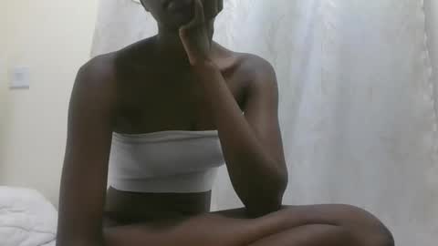 Snapshot of yarah_ chatting on 10/29/25, 09:16 Yarah online show from 10/29/25, 09:16