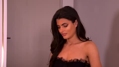 Yasmina  online show from 11/25/25, 04:12