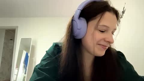 Snapshot of yasminhovis chatting on 06/16/26, 11:57 Aurora online show from 06/16/26, 11:57