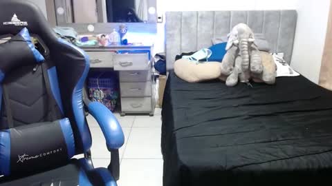 yeibles_hana2 online show from 10/10/25, 11:48