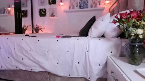 yellow_lily online show from 09/25/25, 04:00