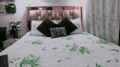 yellow_lily online show from 05/13/26, 11:51