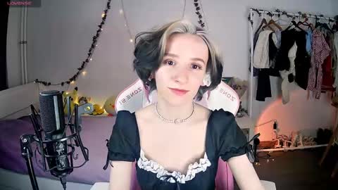 Snapshot of yellow_songbird chatting on 03/02/25, 05:47 Liya online show from 03/02/25, 05:47