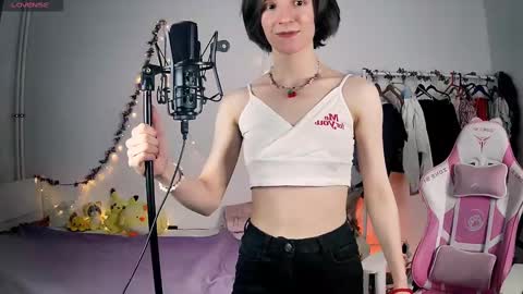 Snapshot of yellow_songbird chatting on 03/07/25, 04:22 Liya online show from 03/07/25, 04:22