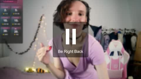 Snapshot of yellow_songbird chatting on 10/14/25, 04:08 Liya online show from 10/14/25, 04:08