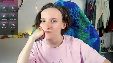 Snapshot of yellow_songbird chatting on 10/31/25, 05:14 Liya online show from 10/31/25, 05:14