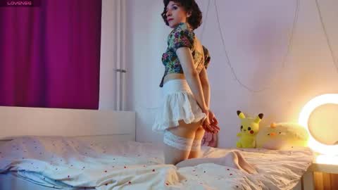 Snapshot of yellow_songbird chatting on 05/02/26, 04:23 Liya online show from 05/02/26, 04:23