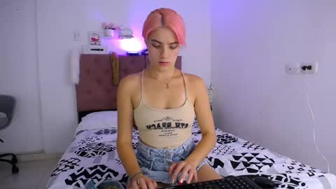 Snapshot of yemfairymcry chatting on 02/01/25, 03:50 YEM online show from 02/01/25, 03:50