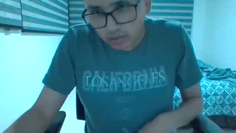 Snapshot of yesidxxx123_ chatting on 04/26/26, 04:54 yesidxxx123_ online show from 04/26/26, 04:54