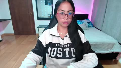 yesie_hot2 online show from 01/31/25, 12:50