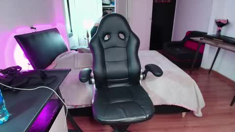 yesie_hot2 online show from 09/19/25, 01:18