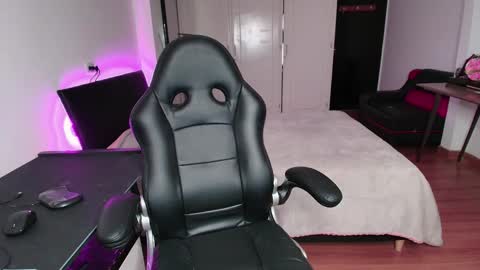 yesie_hot2 online show from 09/26/25, 12:47