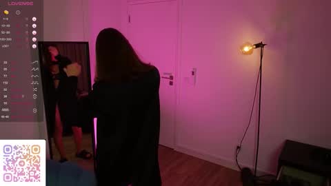 Snapshot of yess_kiki chatting on 11/24/25, 10:04 Kiki online show from 11/24/25, 10:04