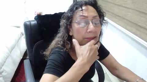 Snapshot of yessilatin chatting on 10/29/25, 11:06 jessy online show from 10/29/25, 11:06