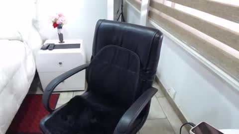 Snapshot of yessilatin chatting on 11/16/25, 06:13 jessy online show from 11/16/25, 06:13