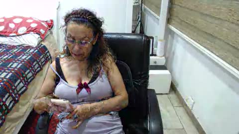 Snapshot of yessilatin chatting on 11/25/25, 12:43 jessy online show from 11/25/25, 12:43